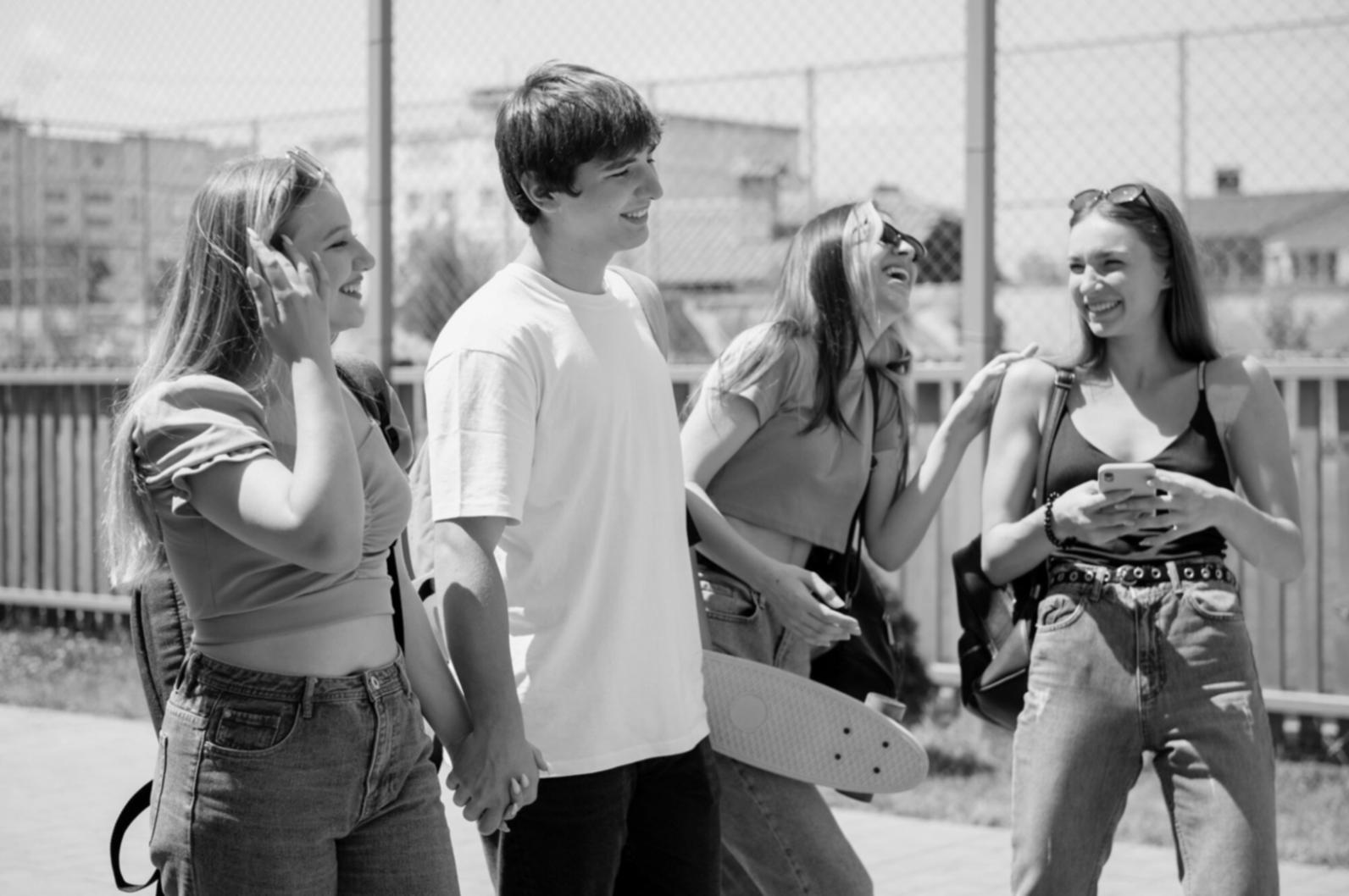 Finanzexperten analysieren aktuelle Marktdaten und Trends für strategische Entscheidungen